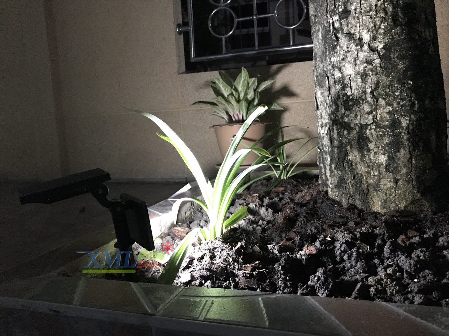 สปอร์ตไลท์ปักสนามโซล่าเซลล์ 48 LED (รุ่นเเบน) (เเสง : ขาว) 1 แถม 1