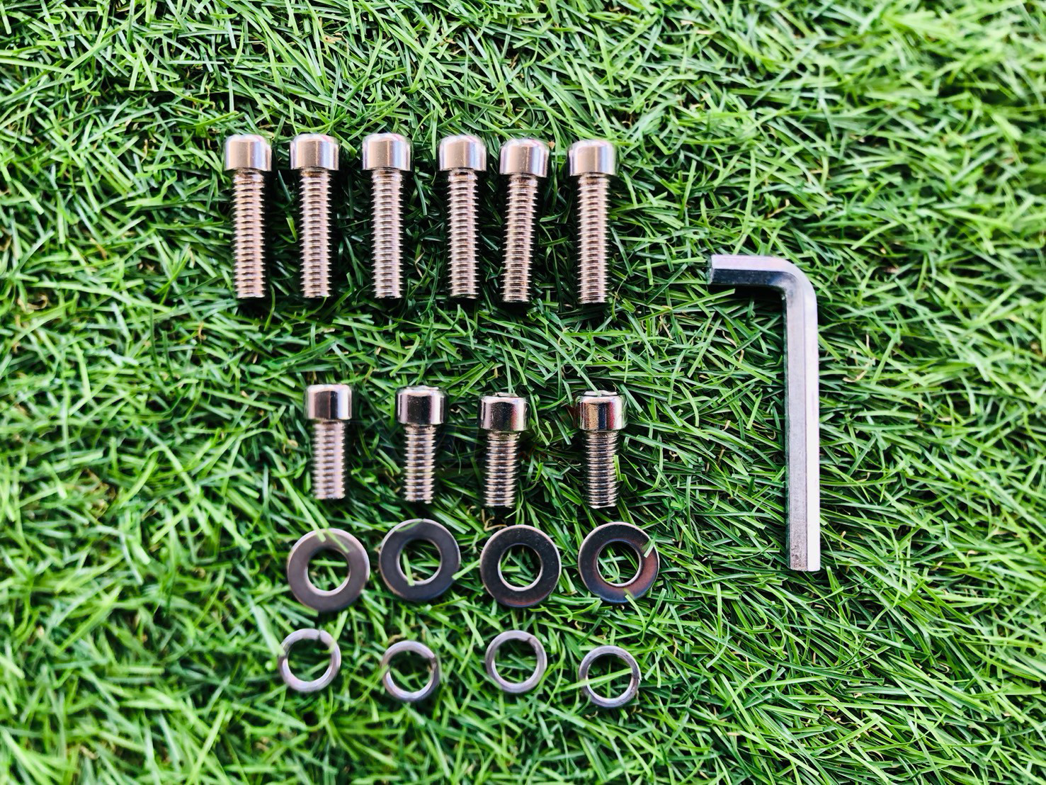 โคมไฟโซล่าเซลล์ UFO ทรงสี่เหลี่ยม รุ่น MD-SLT56-500W (แสง : ขาว)