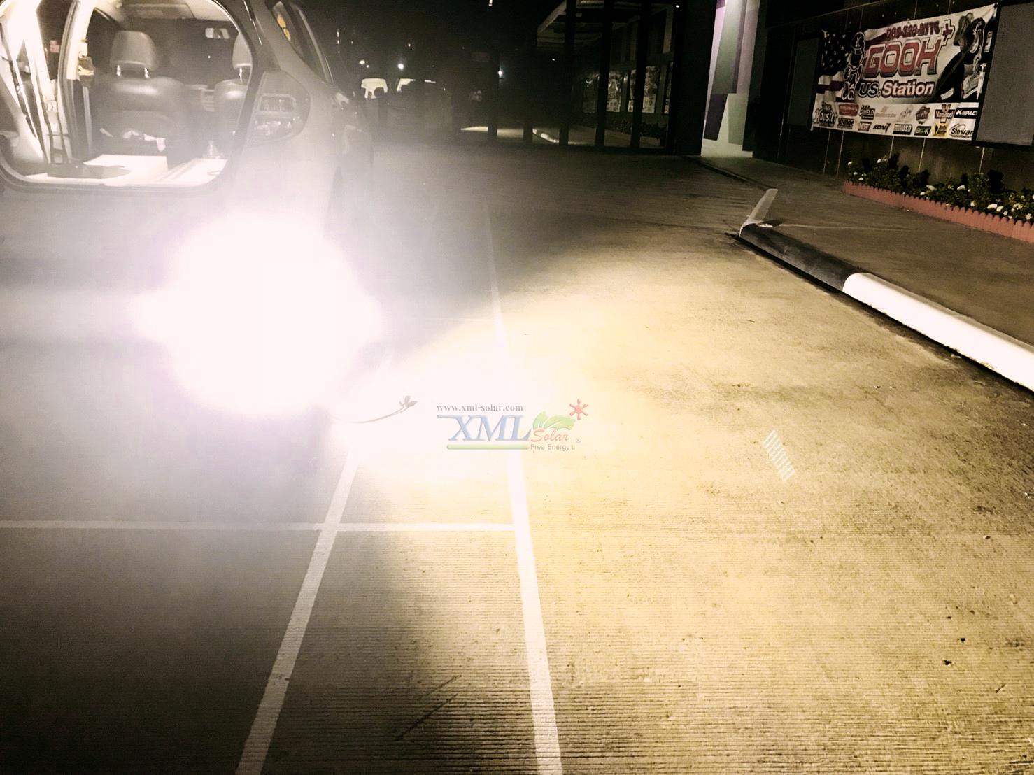 ไฟสปอตไลท์โซล่าเซลล์ 2200 Lumens. ไซต์เล็ก (เเสง : เหลืองวอมไวท์)