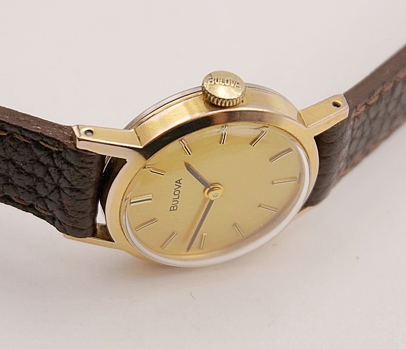 นาฬิกาเก่า BULOVA ไขลาน (นาฬิกาผู้หญิง)