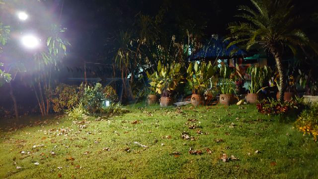 รุ่นประหยัด ไฟสปอตไลท์โซล่าเซลล์ 200 W. รุ่น MODI x XML (เปิดได้ 3 แสง)