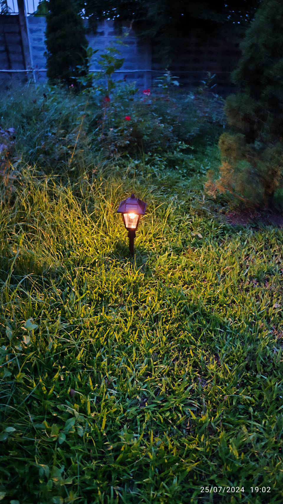 โคมไฟปักสนามโซล่าเซลล์ รุ่น MD-GFB-C (แสง : เหลืองวอมไวท์)