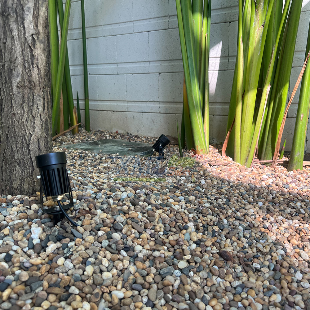 สปอร์ตไลท์ปักสนามโซล่าเซลล์ DC-11S รุ่น 4 หัว สาย 3 เมตร (หัวเล็ก)(แสง : เหลืองวอมไวท์)