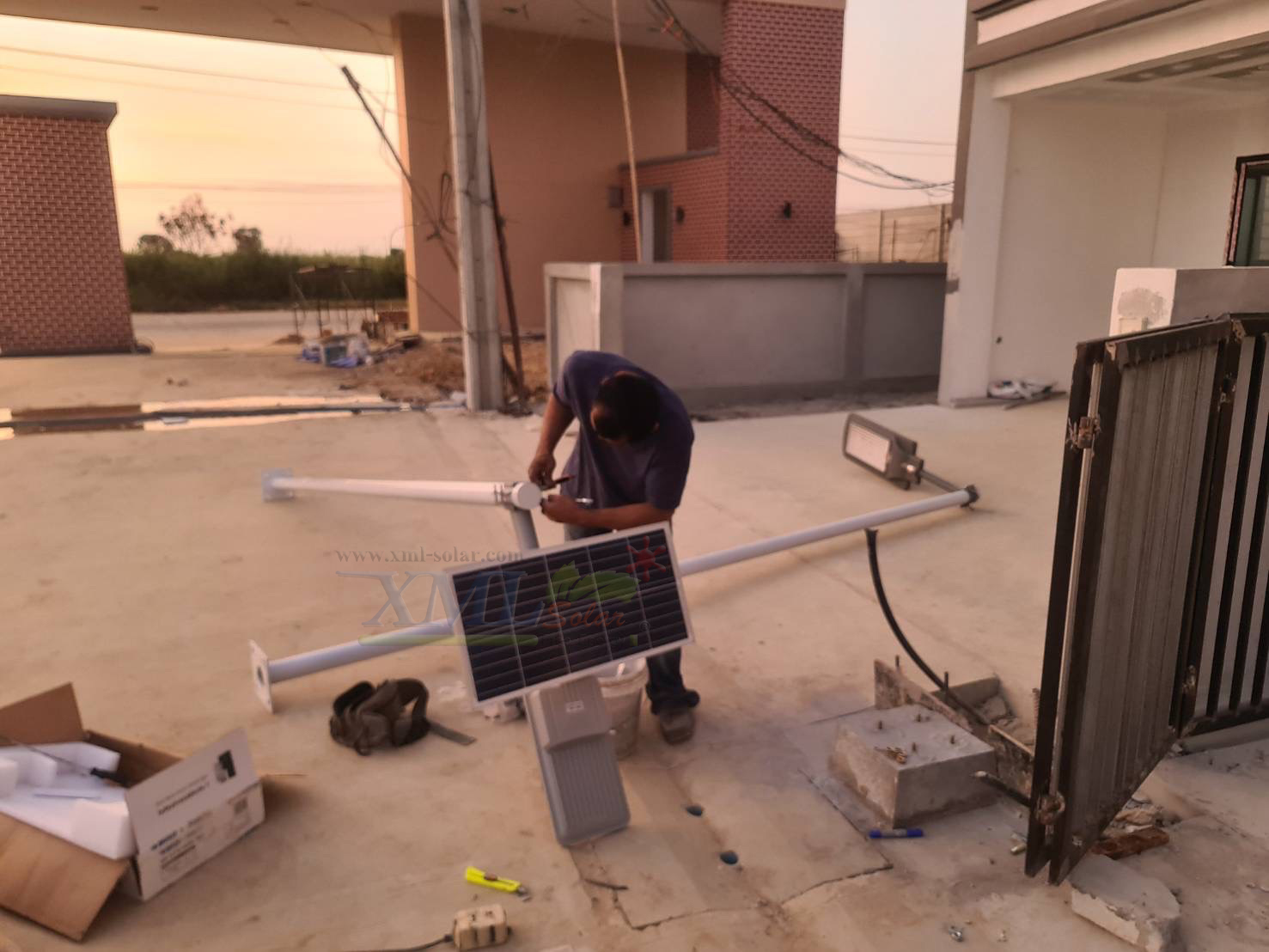 โคมไฟถนนโซล่าเซลล์ Modi x XML รุ่น MD-SLT17-400W (แสง : ขาว)(Motion sensor + สว่างค้าง)