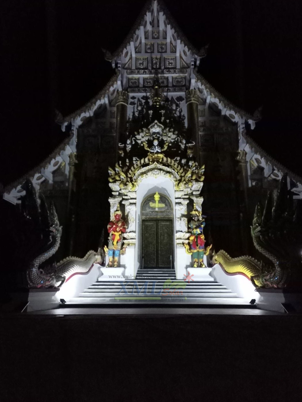 ไฟสปอตไลท์โซล่าเซลล์ 100 Watt กล่องสีน้ำตาล (เปิดได้ 3 แสง)