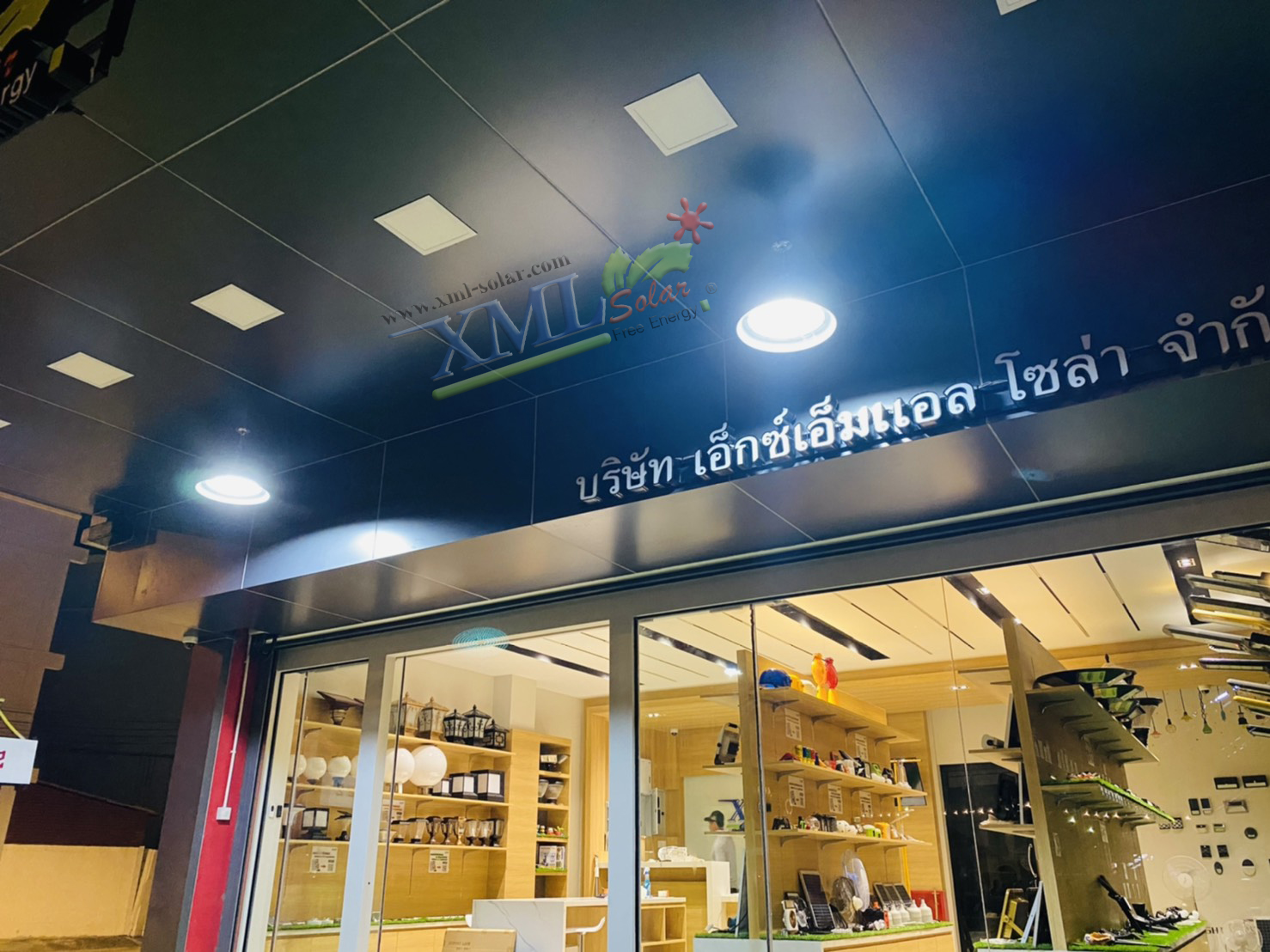 โคมไฟโซล่าเซลล์ ทรง Highbay รุ่นใหญ่ 300W. แบรนด์ Modi * XML-Solar (แสง : ขาว)