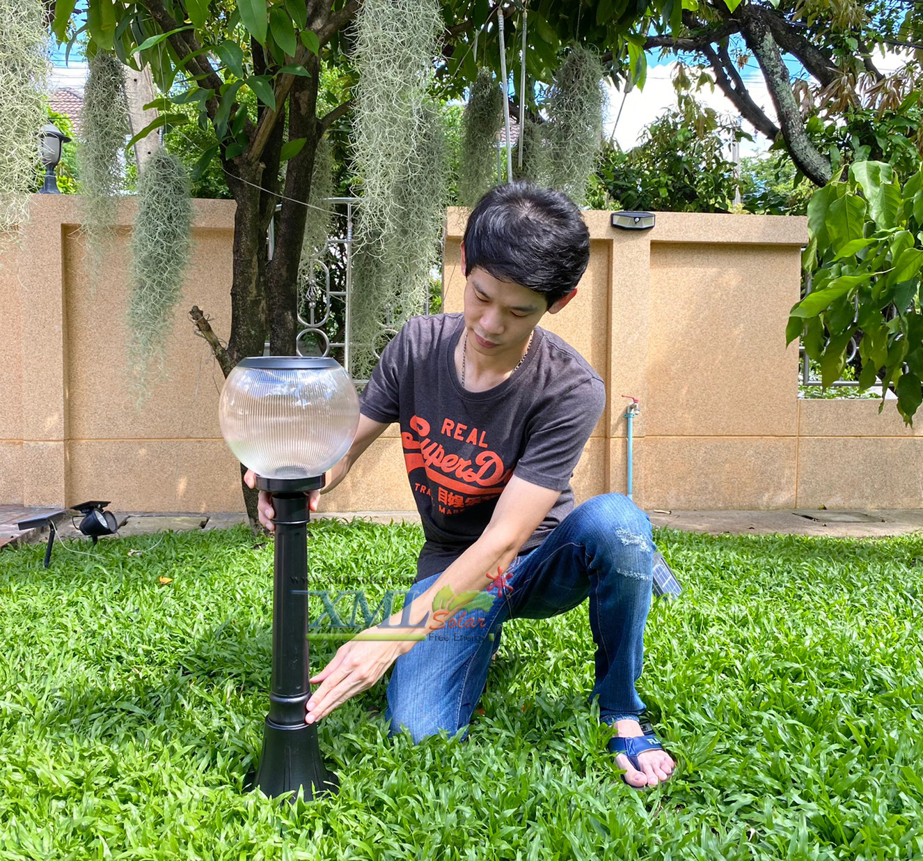 โคมไฟตั้งพื้นโซล่าเซลล์ ทรงกลมใส (20 ซม.) (เปิดได้ 3 แสง)