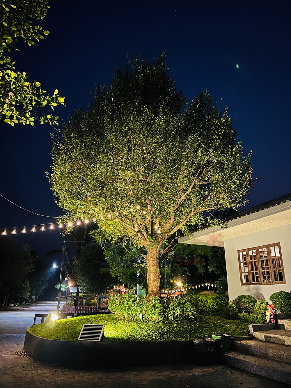 สปอร์ตไลท์โซล่าเซลล์ 300 W. รุ่นใหม่ JD8300L (แสง : เหลืองวอมไวท์) สำเนา