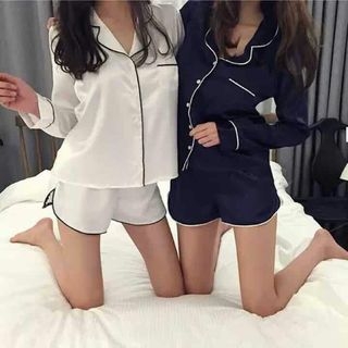 ชุดนอนผ้าซาตินแขนยาว กางเกงขาสั้น เนื้อผ้าดีทิ้งตัวสวย หลับสบายตลอดคืน ราคาโปรโมชั่น ชุดละ 299 บาท