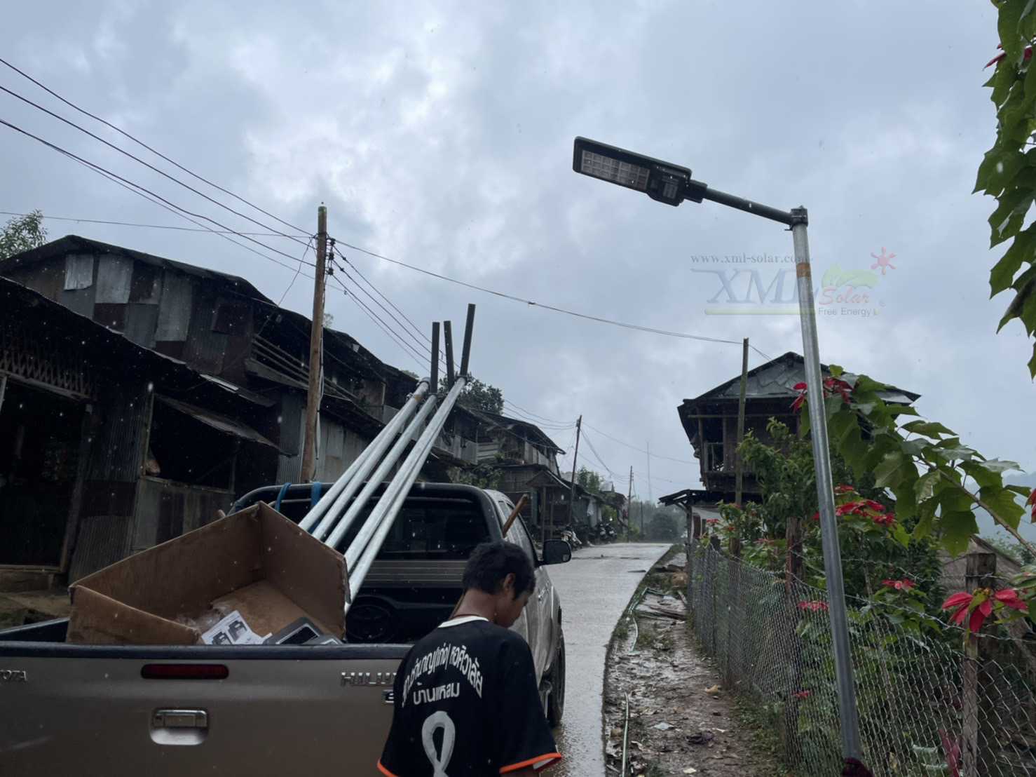 โคมไฟถนนโซล่าเซลล์ XML-Solar 200W (แสง : ขาว)(สว่างค้าง)