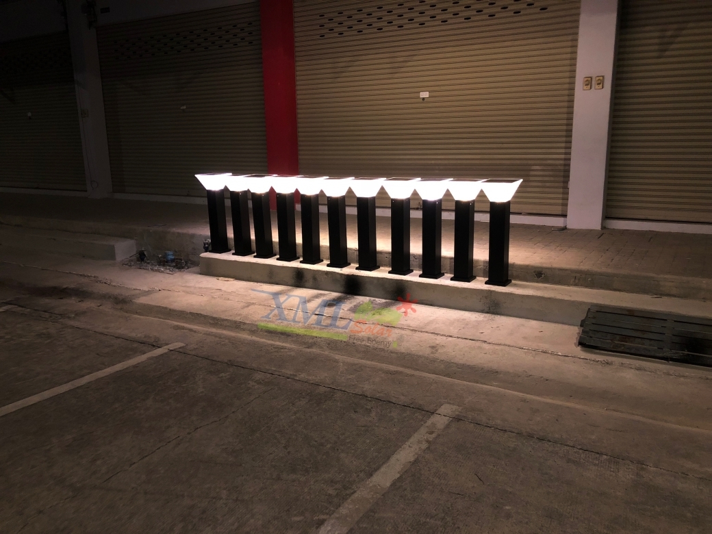 ไฟตั้งพื้นโซล่าเซลล์ ทรง พีระมิด สีดำ โคมใส (80 cm) (แสง : ขาว + เหลืองวอมไวท์)