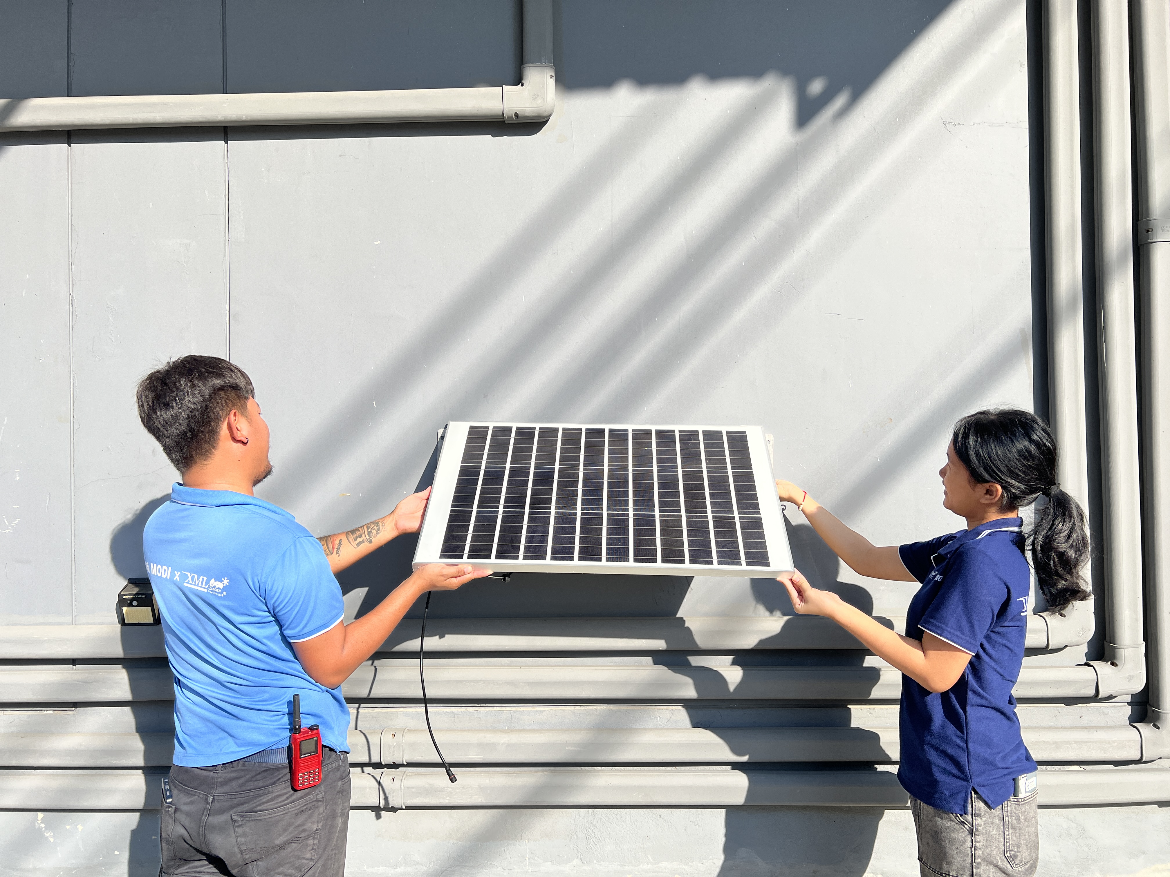 สปอร์ตไลท์โซล่าเซลล์ 1000 W. รุ่นใหม่ JD81000L (แสง : ขาว)