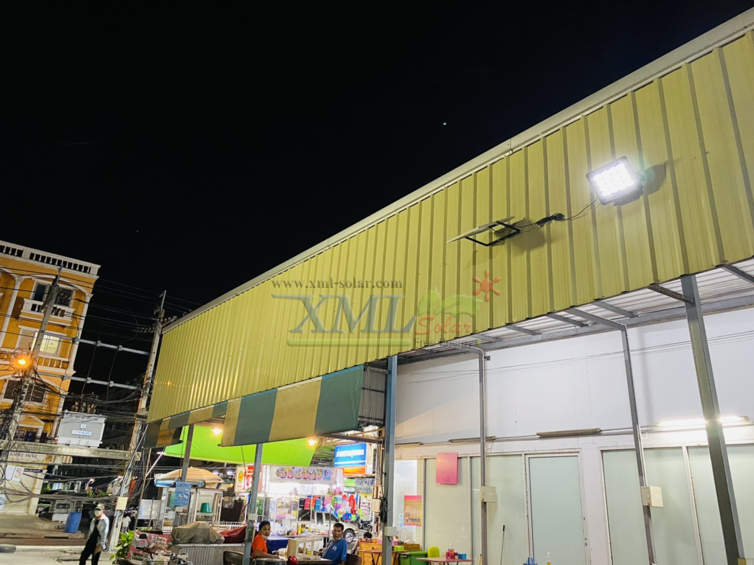 ไฟสปอตไลท์โซล่าเซลล์ 300 W. รุ่น Modi x XML ไซต์ใหญ่ (เเสง : ขาว)