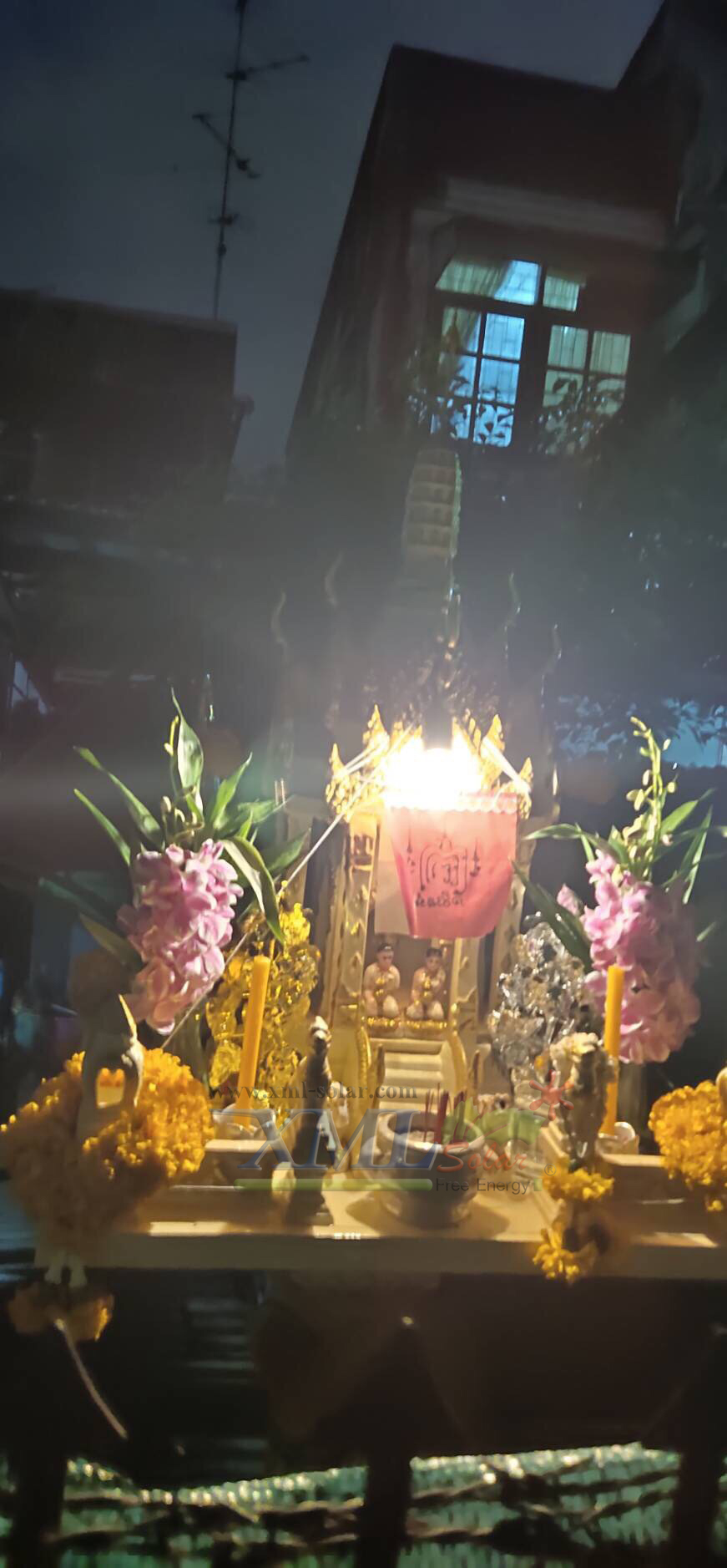 โคมไฟโซล่าเซลล์ ติดเพดาน รุ่นตาข่ายดำ Loft style (แสง เหลืองวอมไวท์)