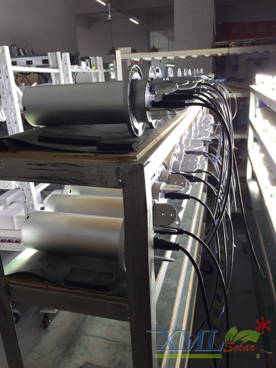โคมไฟโซล่าเซลล์อัจฉริยะ ทรงโคมกลม รุ่น 25 Watt Monocrystalline (เเสง : ขาว)