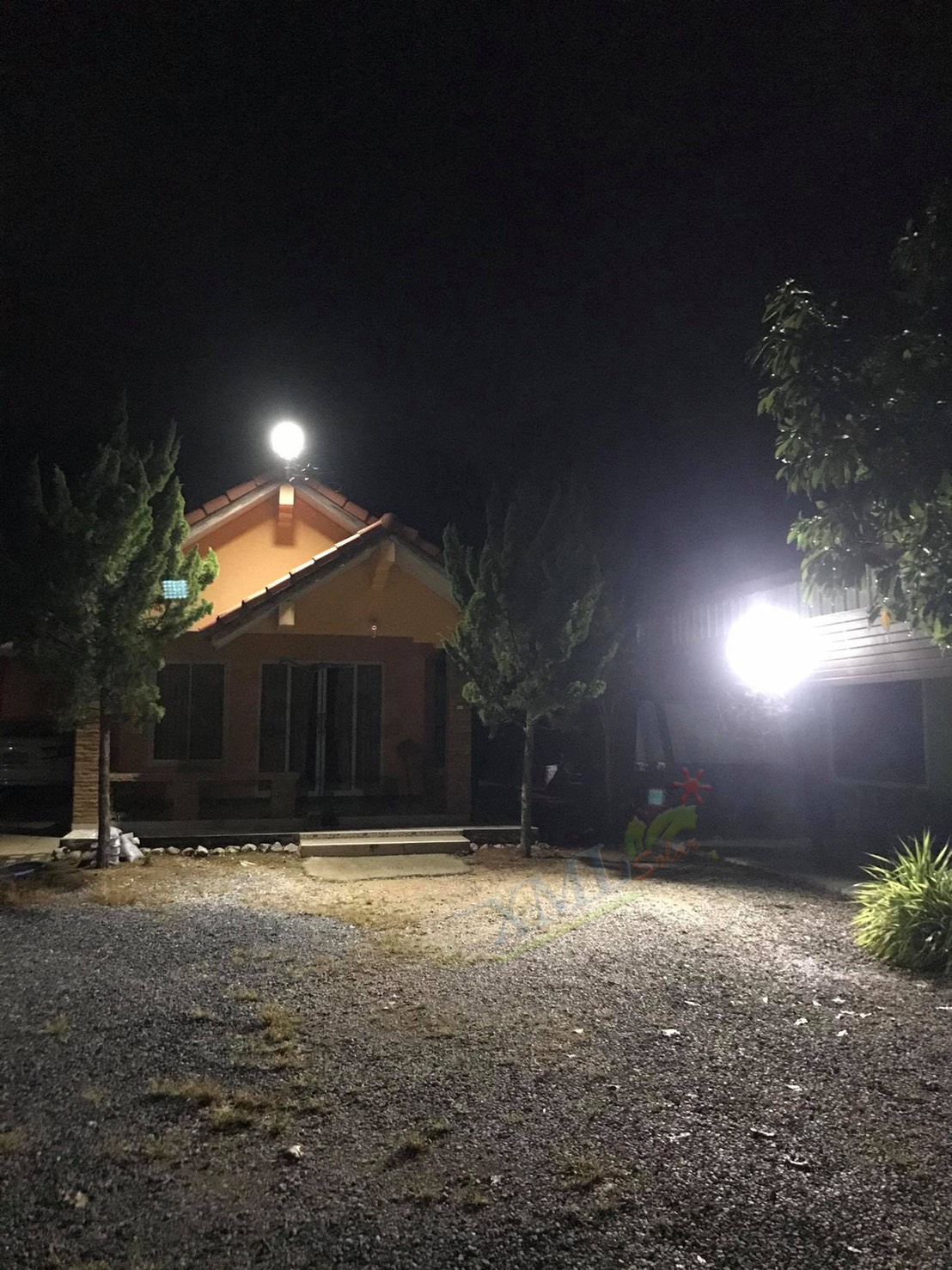 ไฟสปอตไลท์โซล่าเซลล์ 300 W. รุ่น Modi x XML ไซต์ใหญ่ (เเสง : ขาว)