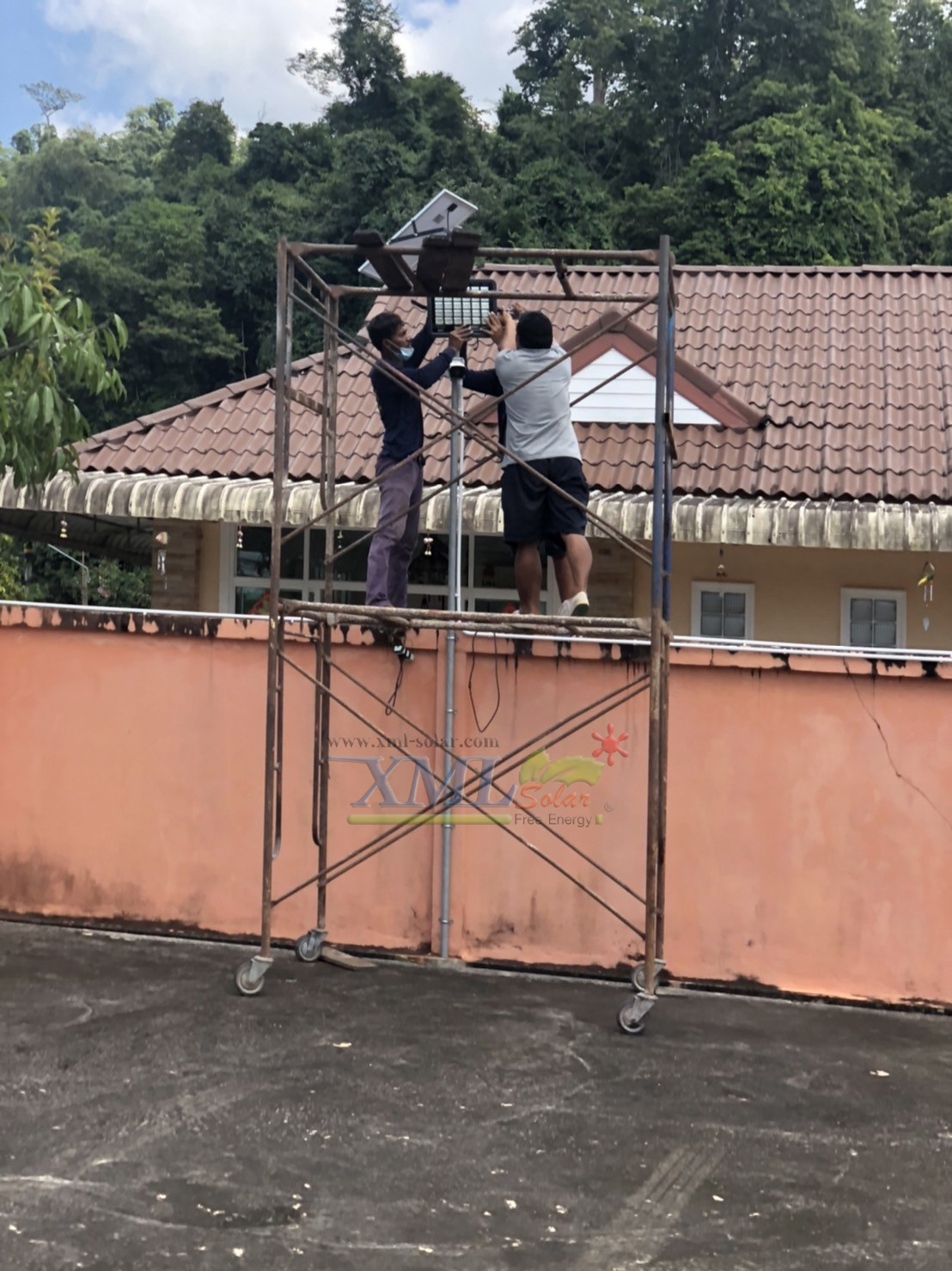 ไฟสปอตไลท์โซล่าเซลล์ 400 W. รุ่น Modi x XML ไซต์ใหญ่ (เเสง : ขาว)