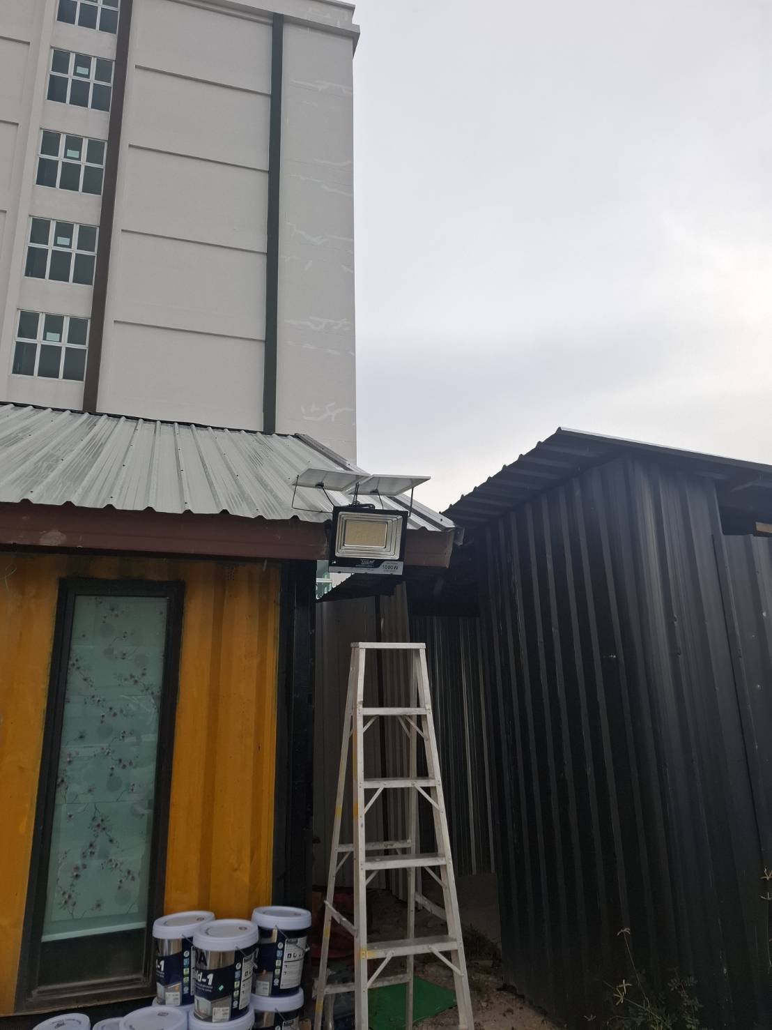 ไฟสปอตไลท์โซล่าเซลล์ 1000 Watt กล่องสีน้ำตาล (เปิดได้ 3 แสง)