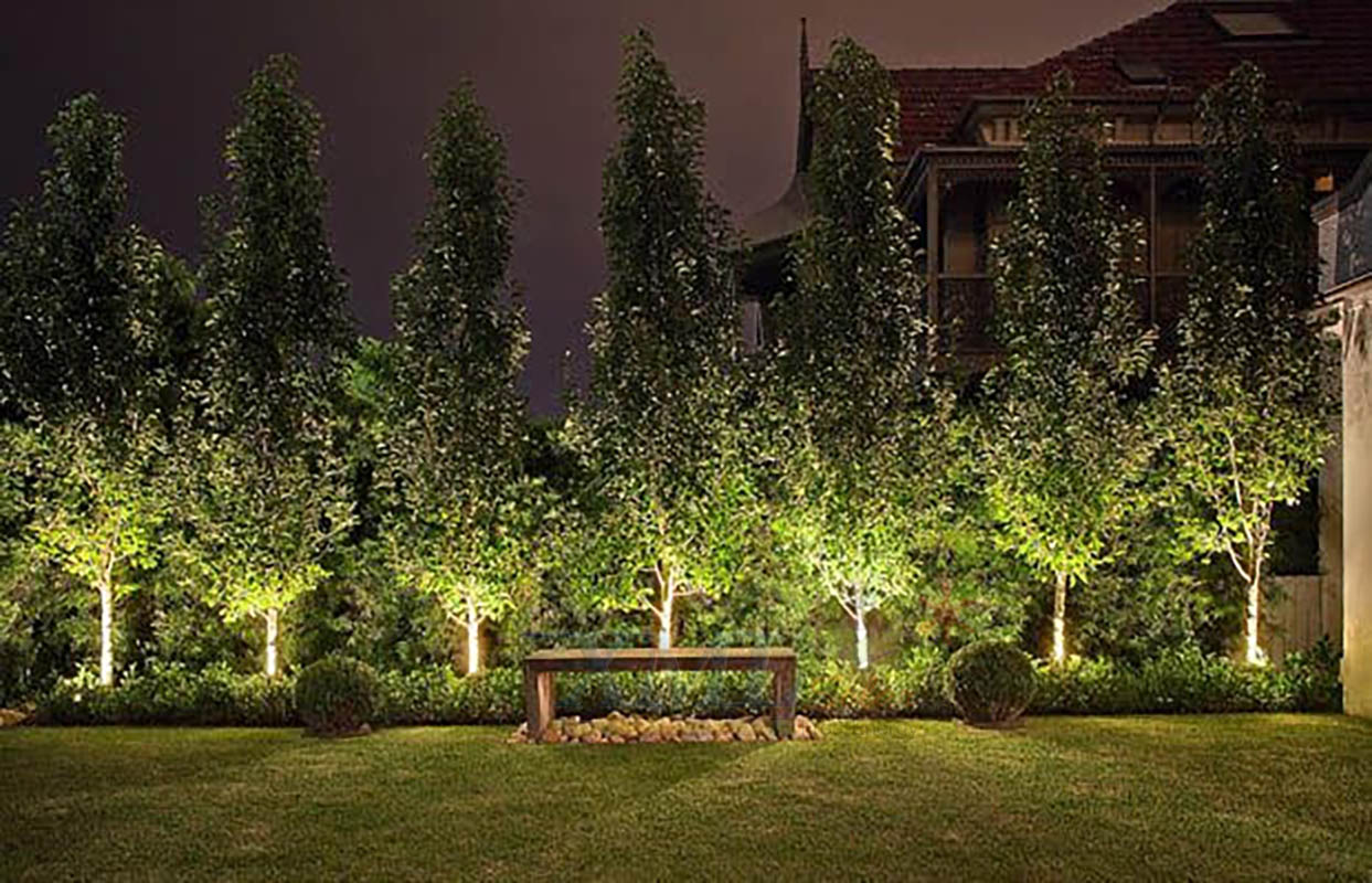 สปอร์ตไลท์ปักสนามโซล่าเซลล์ DC-17 รุ่น 4 หัว สาย 3 เมตร (แสง : เหลืองวอมไวท์)