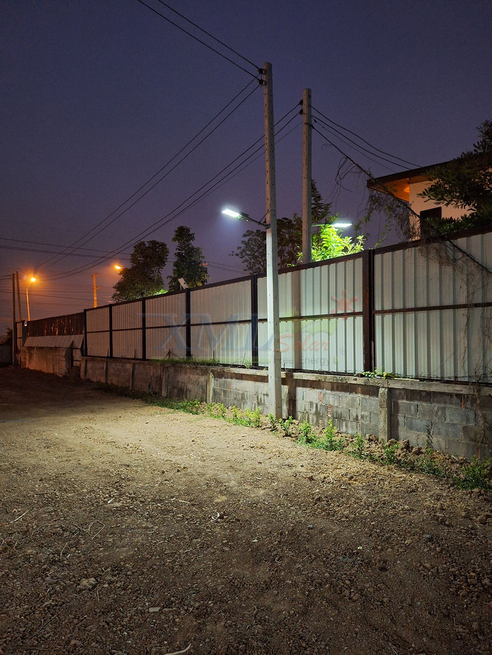 โคมไฟถนนโซล่าเซลล์ XML-Solar 200W (แสง : ขาว)(สว่างค้าง)