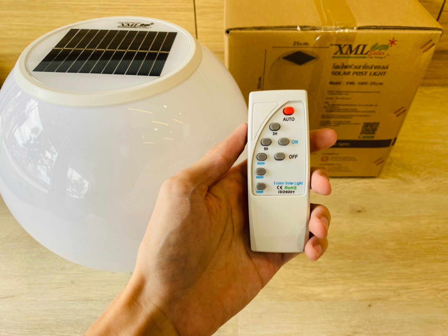 โคมไฟหัวเสาโซล่าเซลล์ ทรงกลมฐานสเเตนเลส (25 ซม.) + Remote (เปิดได้ 3 แสง)+AC