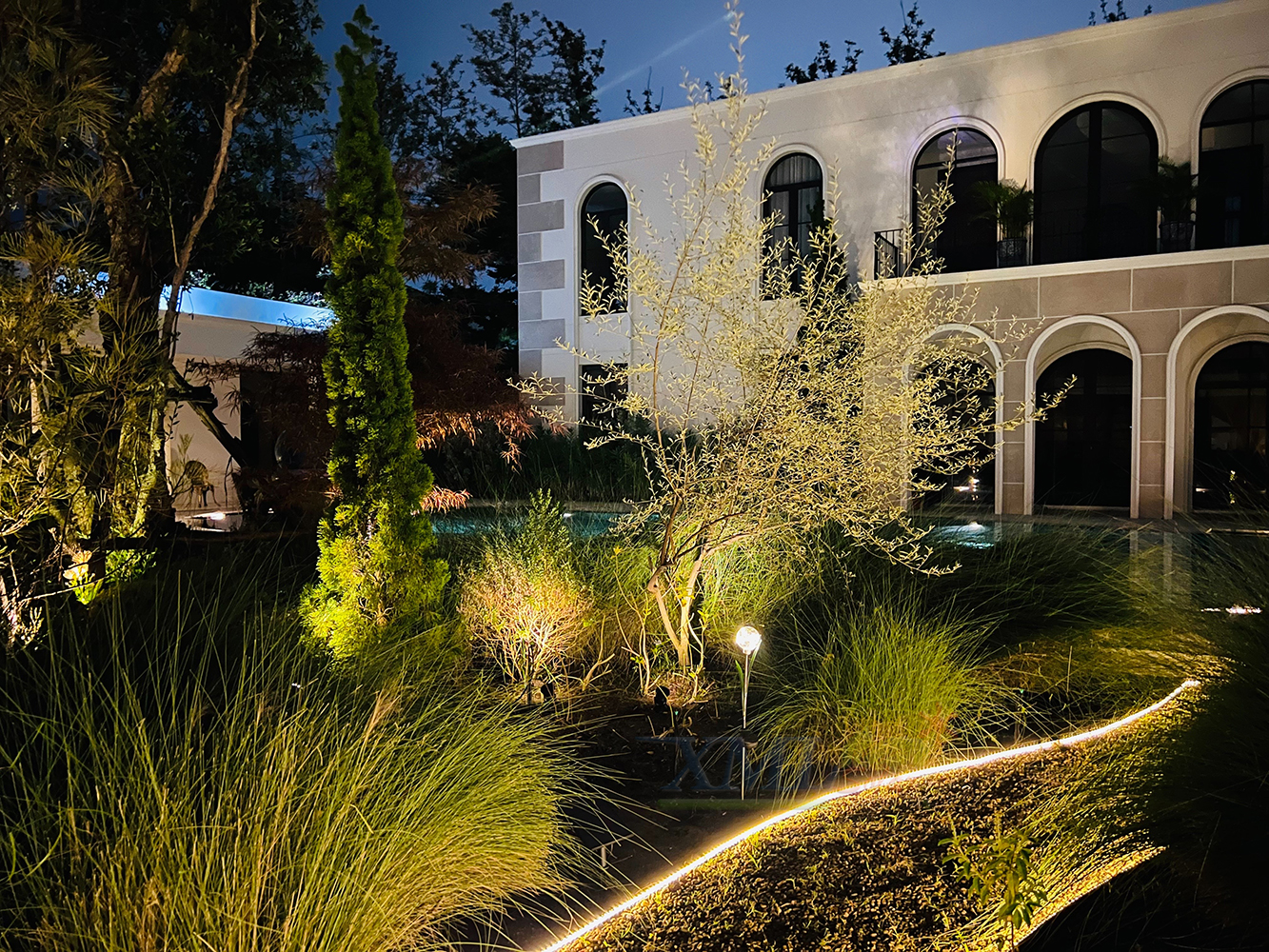 สปอร์ตไลท์ปักสนามโซล่าเซลล์ DC-17 รุ่น 4 หัว สาย 3 เมตร (แสง : เหลืองวอมไวท์)