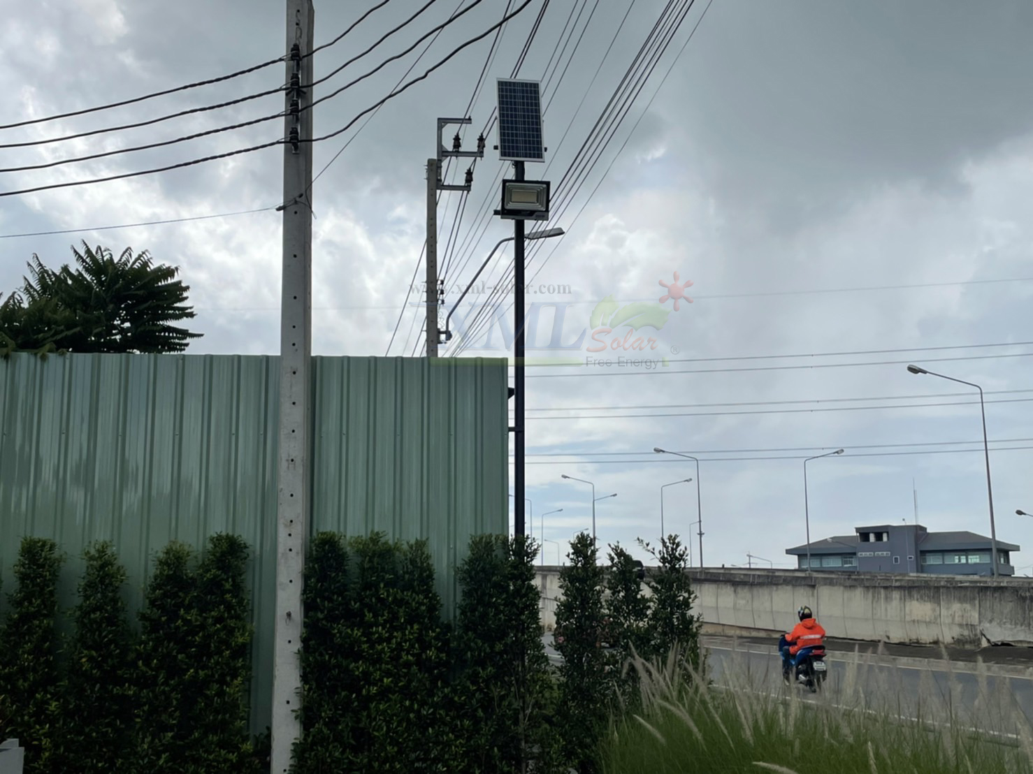 ไฟสปอตไลท์โซล่าเซลล์ 300 Watt กล่องสีน้ำตาล (เปิดได้ 3 แสง)