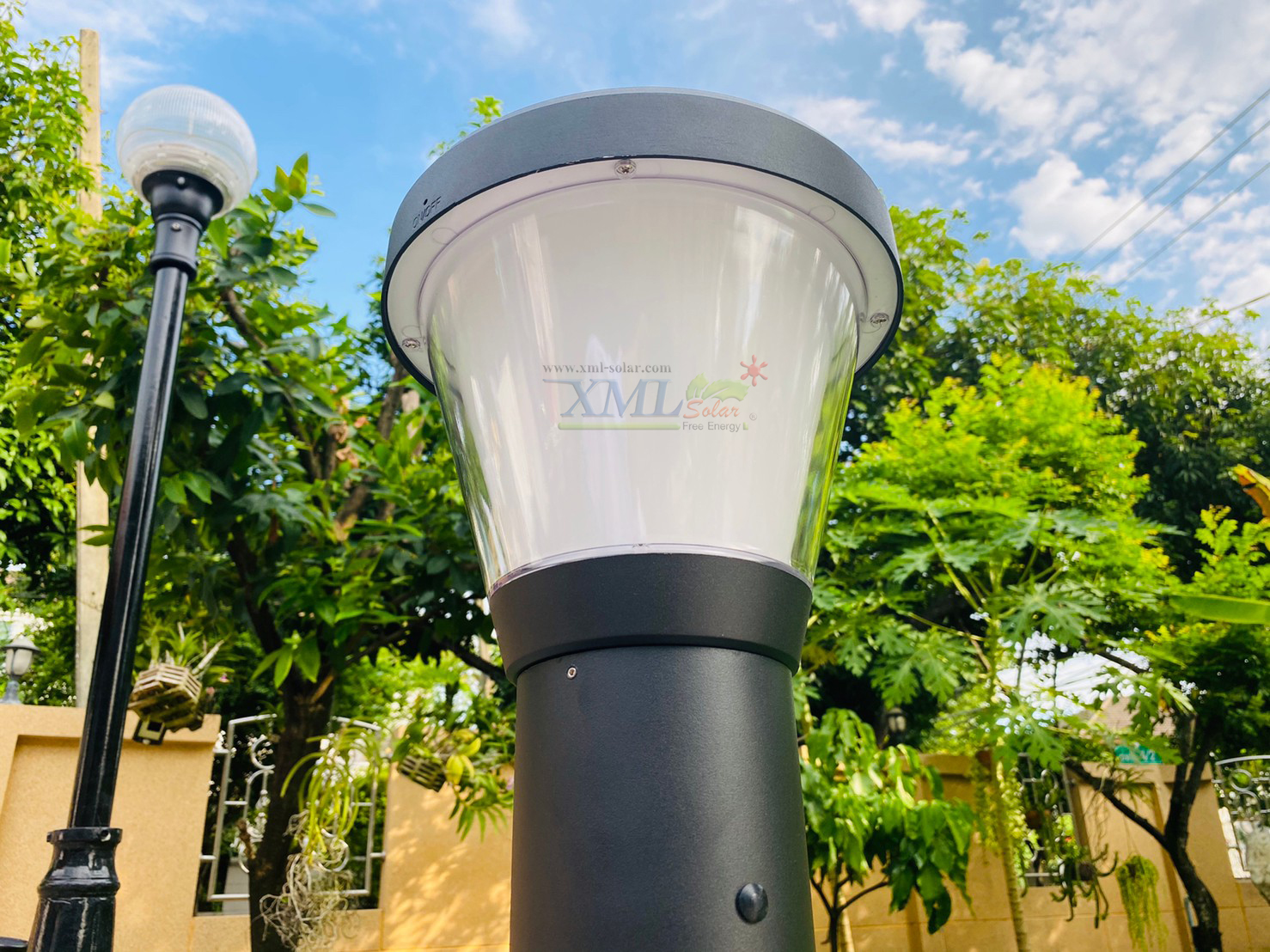 โคมไฟตั้งพื้นโซล่าเซลล์ ทรงกรวย สีดำ (เเสง : ขาว)