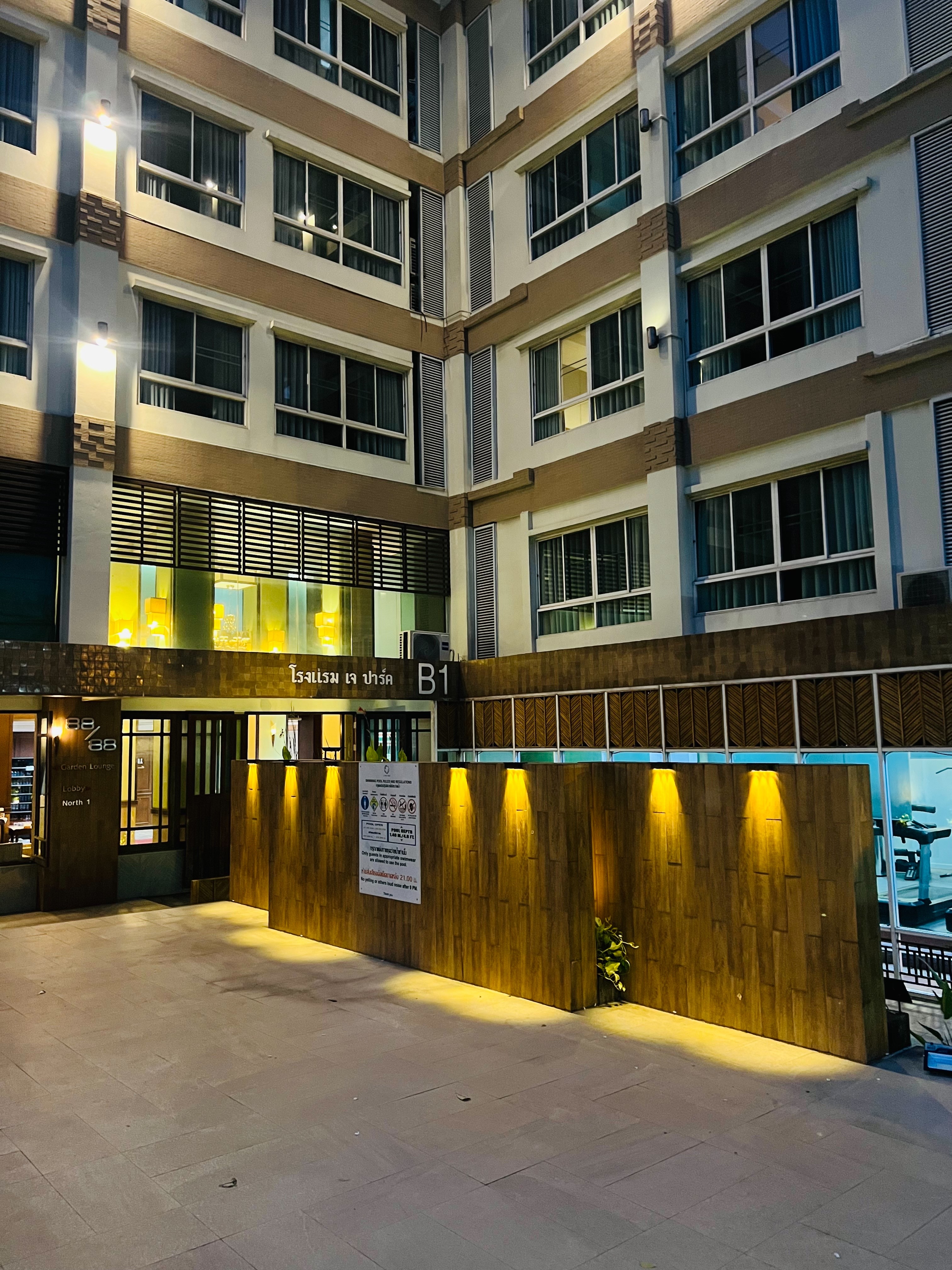 ไฟผนังโซล่าเซลล์ติดสันกำเเพง 3 LED (เเสง : เหลืองวอมไวท์) (1 เเถม 1)