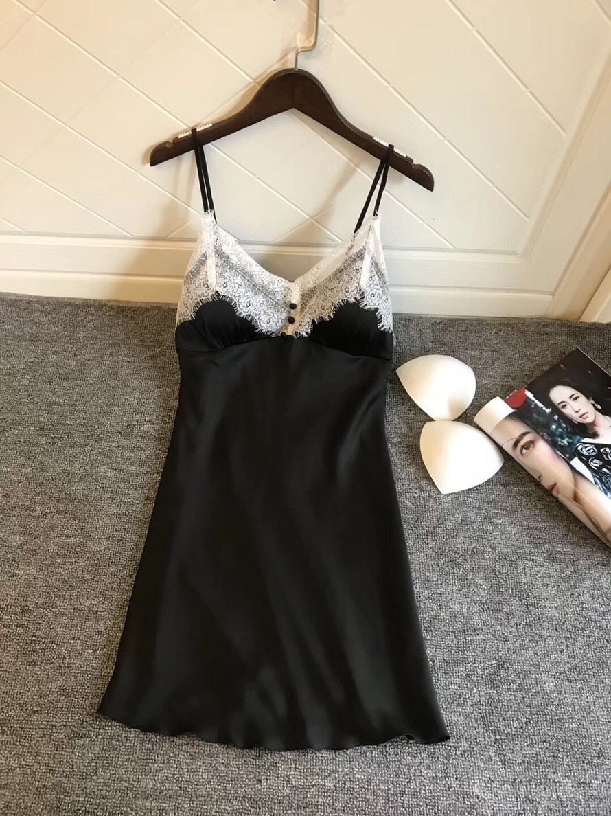 ชุดนอนเดรส สายเดี่ยวผ้าซาติน ใส่สบาย ระบายลูกไม้ขาว เนื้อนิ่ม ไม่คัน มีฟองน้ำถอดออกได้ ฟรีไซส์ มี 5 สี ราคาส่ง 3 ชิ้น คละแบบได้ ชุดละ 250 บาท