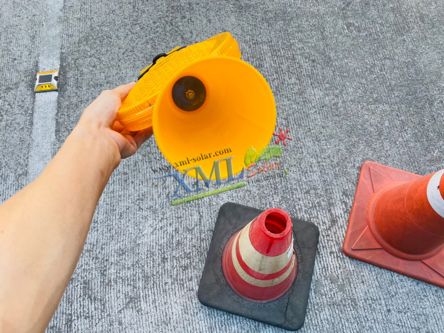 ไฟเตือนกรวย ทรงกลมใหญ่ พลังงานเเสงอาทิตย์ (เเสง : เหลืองวอมไวท์)