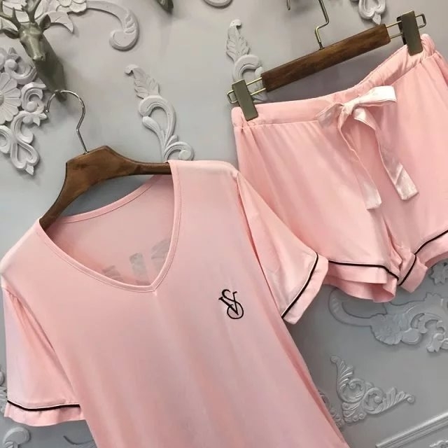 ชุดนอนผ้า โมดอล เนื้อผ้านิ่ม ใส่สบาย ฟรีไซส์ มี 2 สี ดำ โอรส ราคาส่ง 3 ชิ้น คละแบบได้ชุดละ 550 บาท