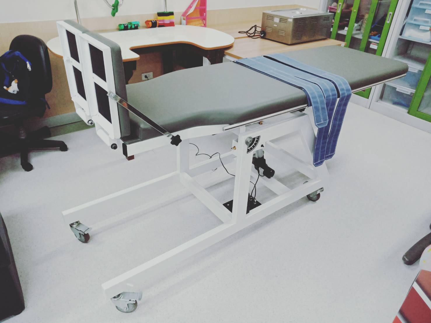 เตียงฝึกยืนไฟฟ้า Tilt table