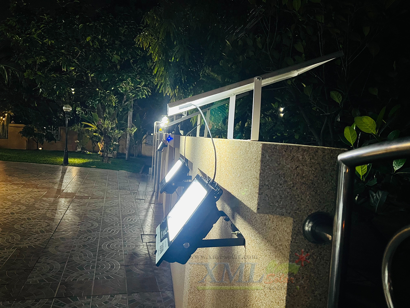 ไฟสปอตไลท์โซล่าเซลล์ 200 Watt กล่องสีน้ำตาล (เปิดได้ 3 แสง)