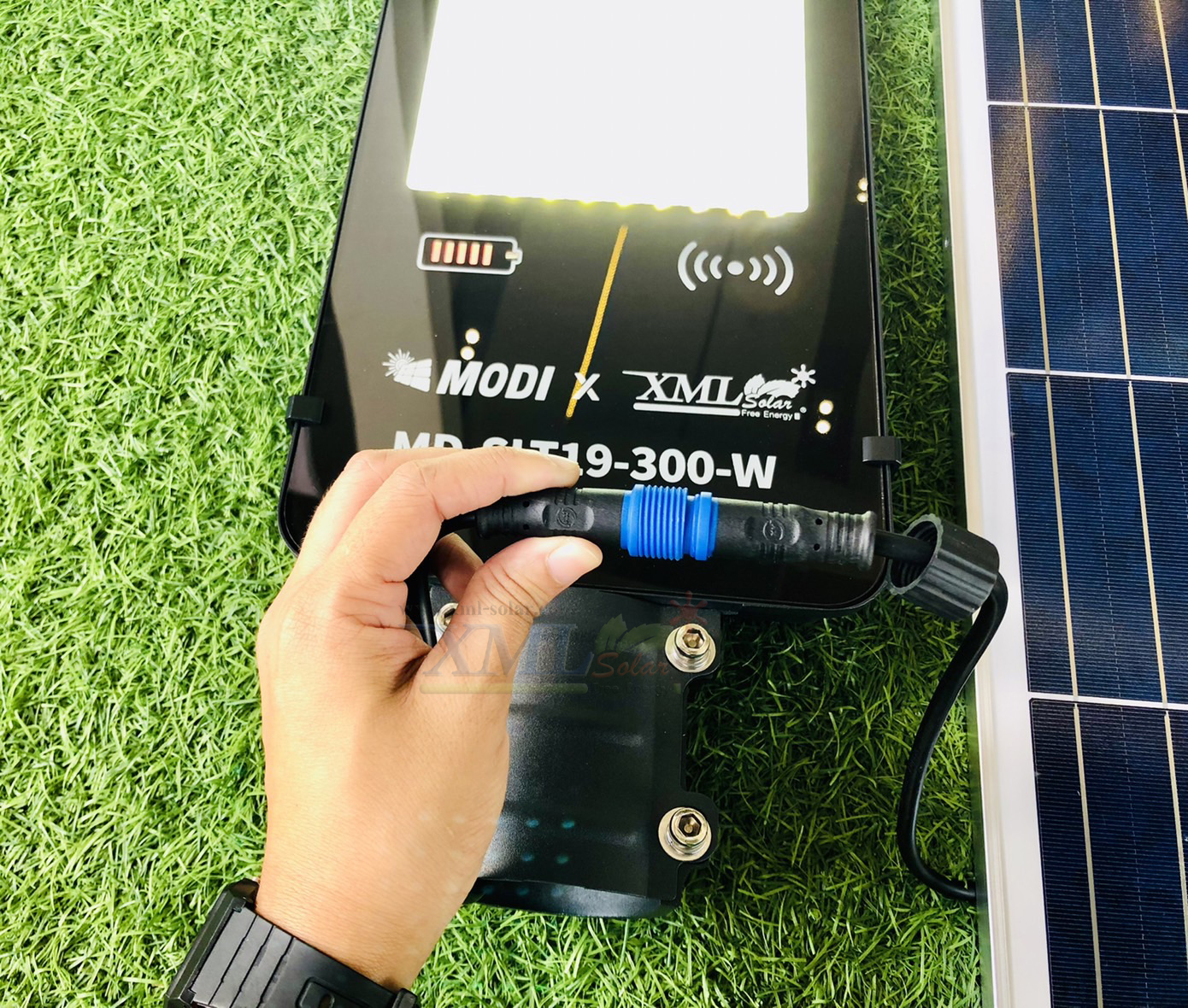 โคมไฟถนนโซล่าเซลล์ Black Edition 300 W. (แสง : ขาว)
