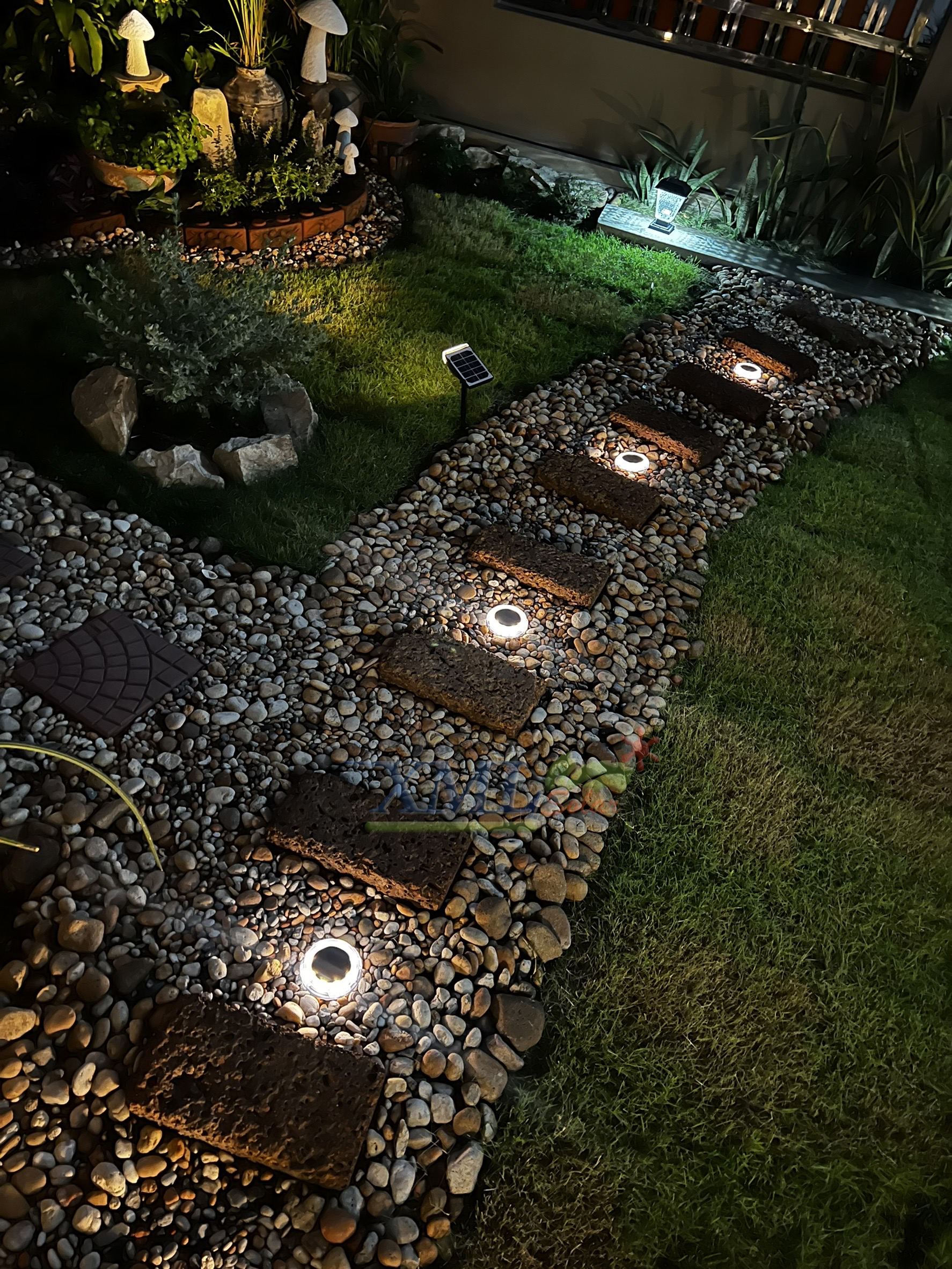 โคมไฟฝังพื้นโซล่าเซลล์ 8 LED ทรงกลม (เเสง : เหลืองวอมไวท์) 1 แถม 1