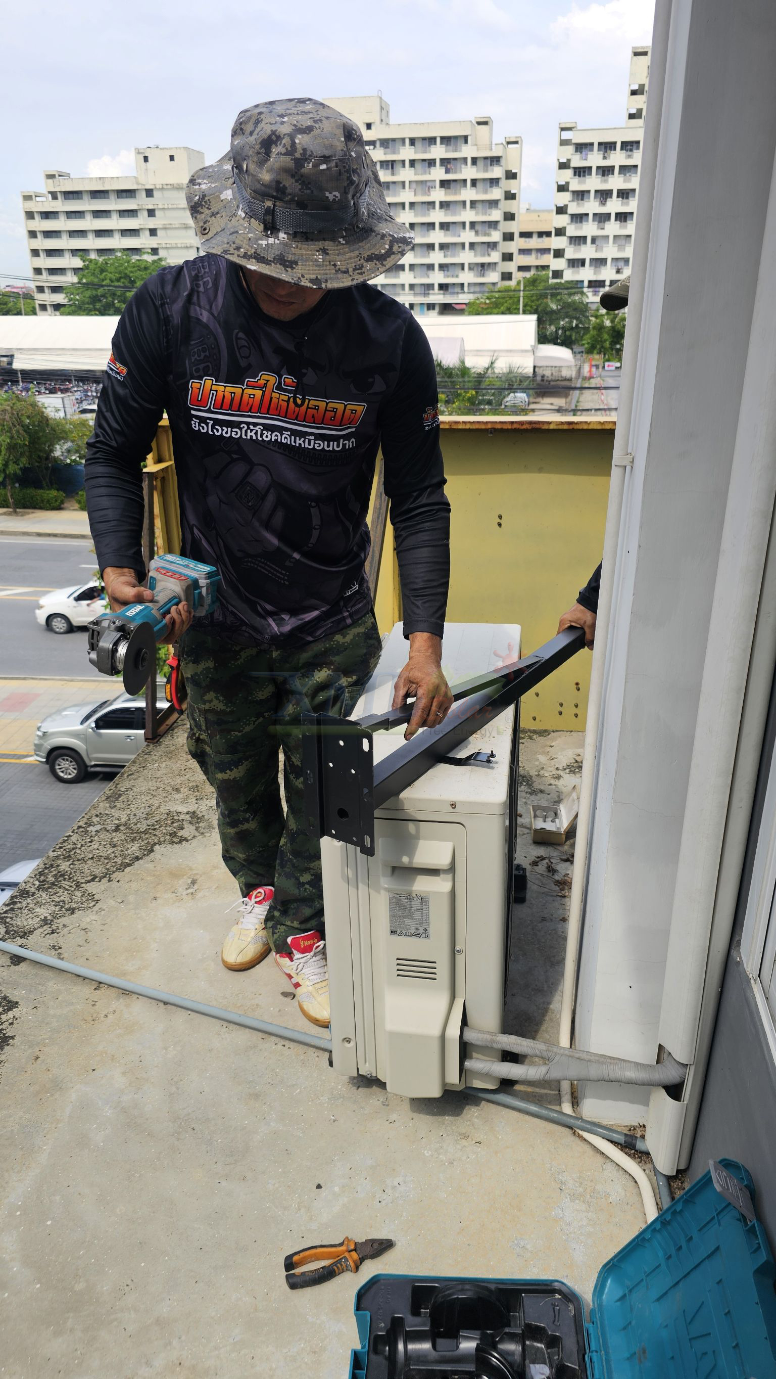 ขายึดส่องป้าย ไซต์กลาง 120 ซม. สำหรับสปอร์ตไลท์ รุ่น PT05-Q