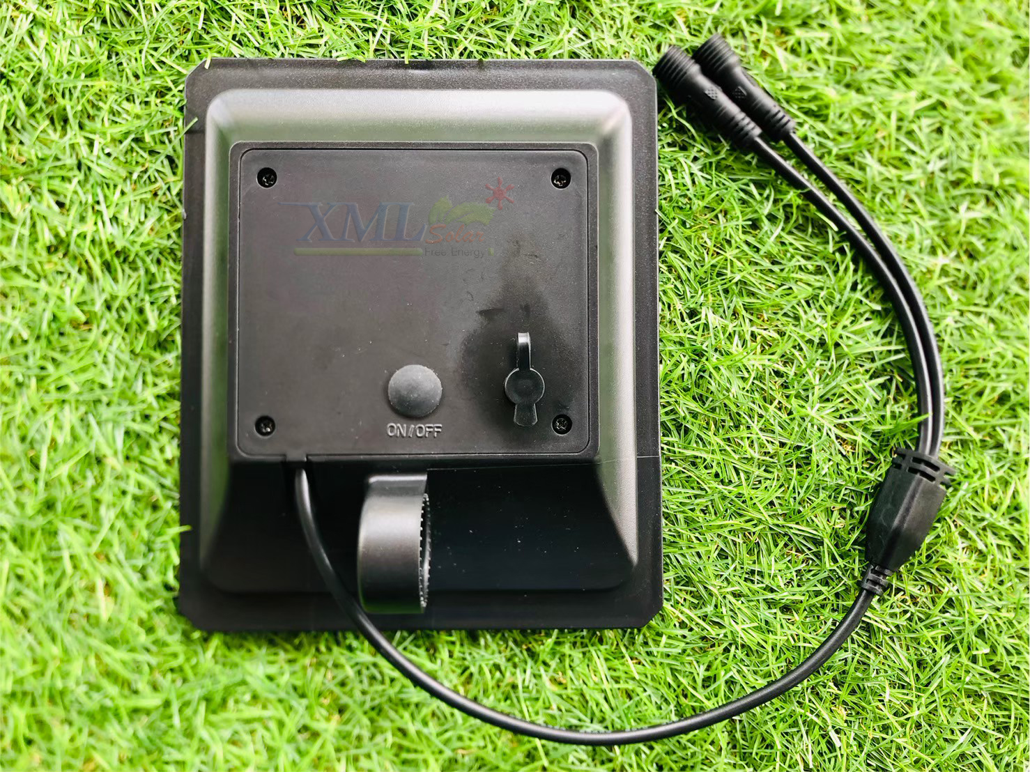 ไฟปักสนามโซล่าเซลล์ ทรงกลม รุ่น DC-0587N (เเสง : เหลืองวอมไวท์)