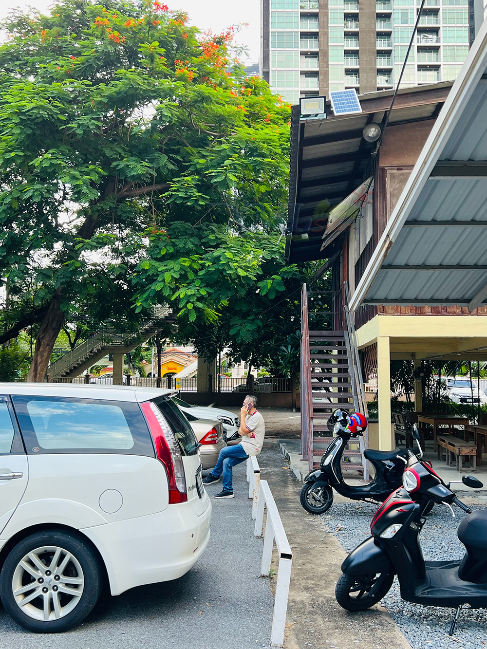 ไฟสปอตไลท์โซล่าเซลล์ 200 Watt กล่องสีน้ำตาล (เปิดได้ 3 แสง)