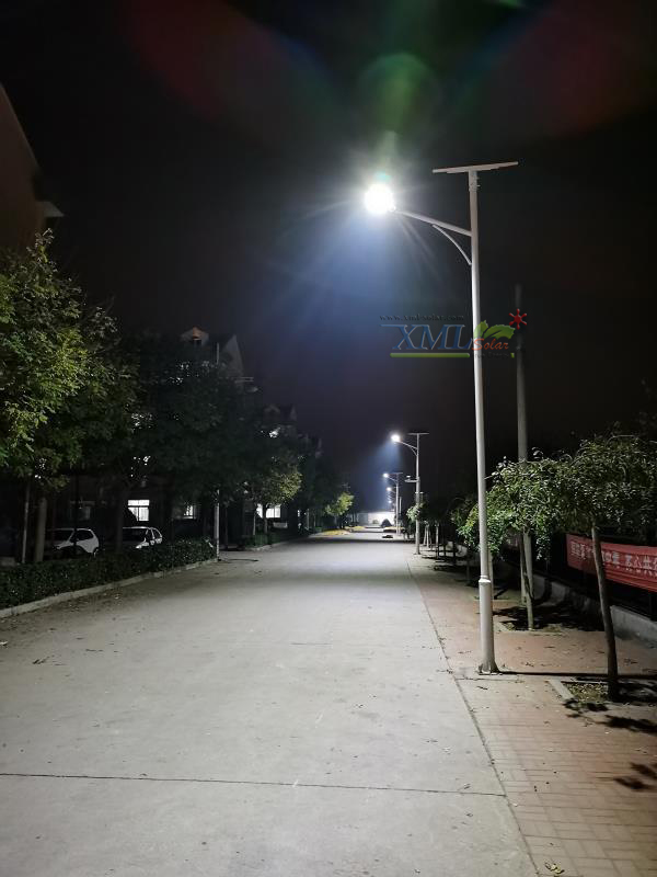 โคมไฟถนนโซล่าเซลล์อัจฉริยะ ทรง Solar Flyshark Light (รุ่น 6,800 Lumens + แผง100W.) (แสง : ขาว)