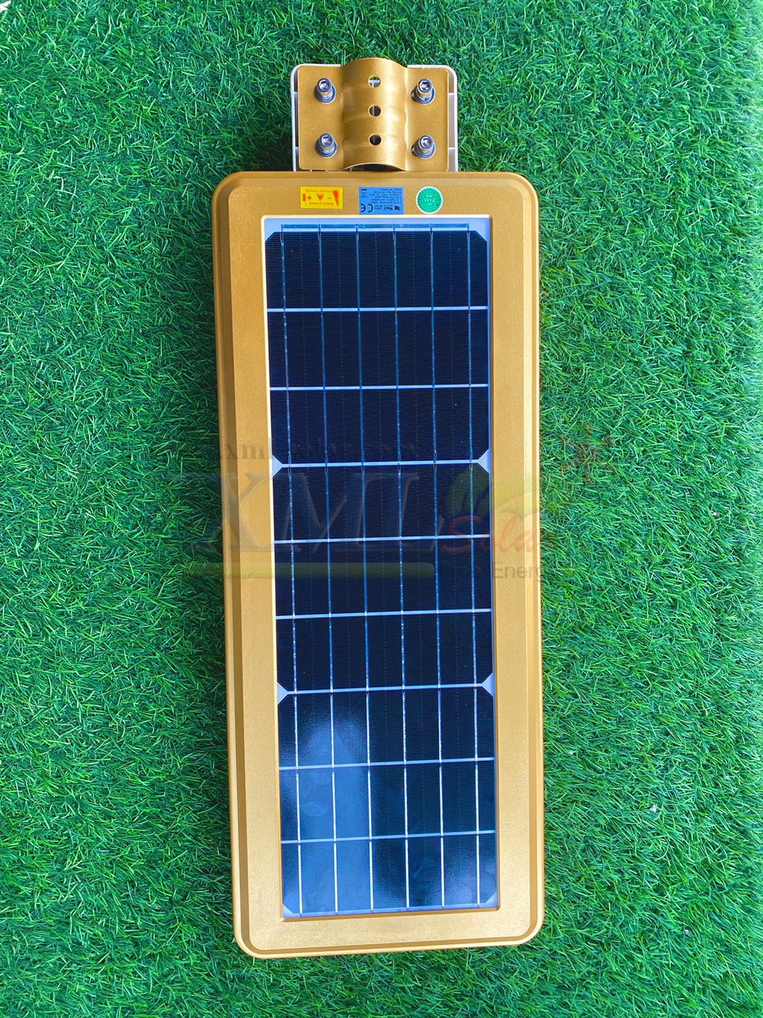 โคมไฟถนนโซล่าเซลล์ Vmax 300w. Body สีทอง (แสง : ขาว)