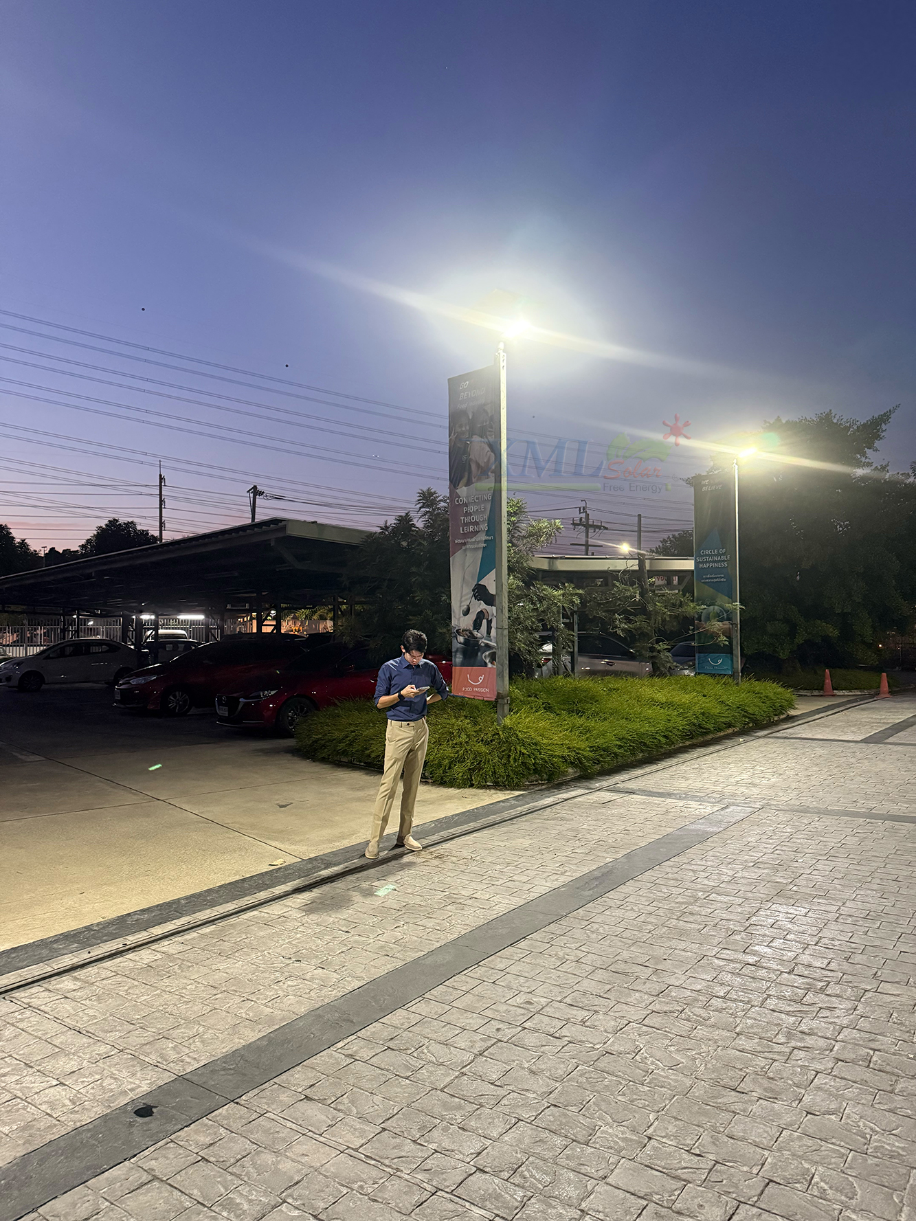 โคมไฟถนนโซล่าเซลล์อัจฉริยะ (รุ่น 6,300Lumens + แผง 80 W) (แสง : ขาว)