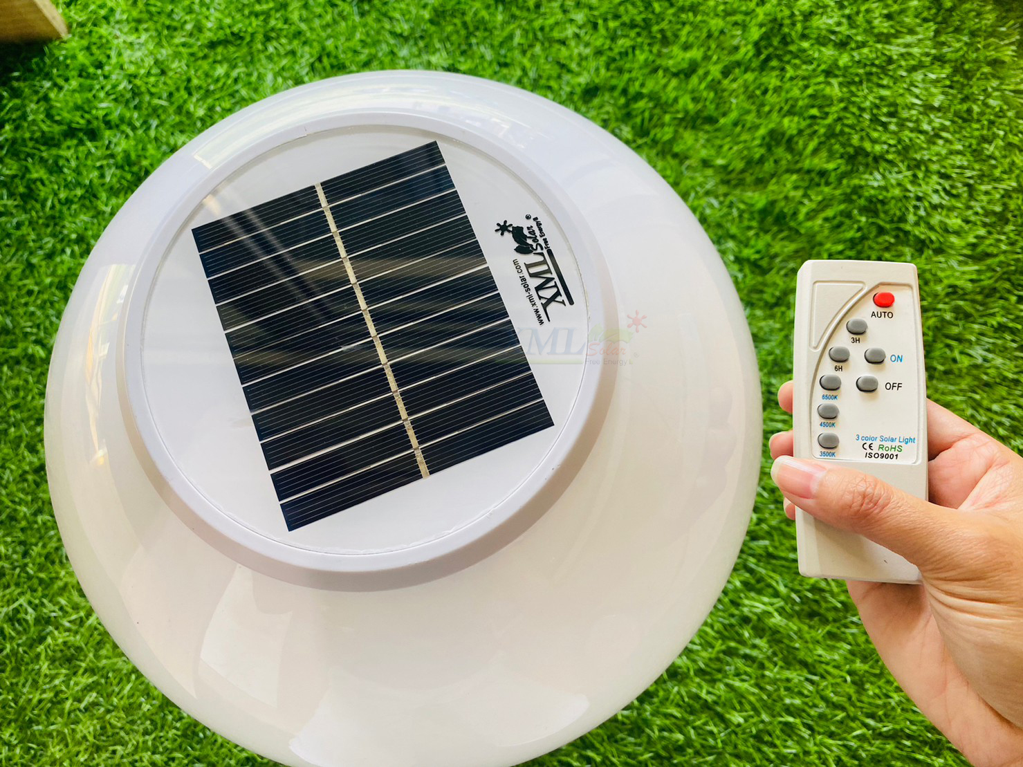 โคมไฟหัวเสาโซล่าเซลล์ ทรงกลมฐานดำ (30 ซม.) + Remote (เปิดได้ 3 แสง)+AC