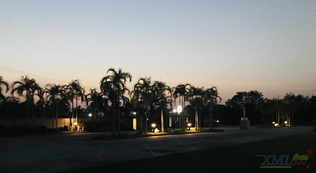 ไฟตั้งพื้นโซล่าเซลล์ ทรง พีระมิด สีดำ โคมใส (80 cm) (แสง : ขาว + เหลืองวอมไวท์)