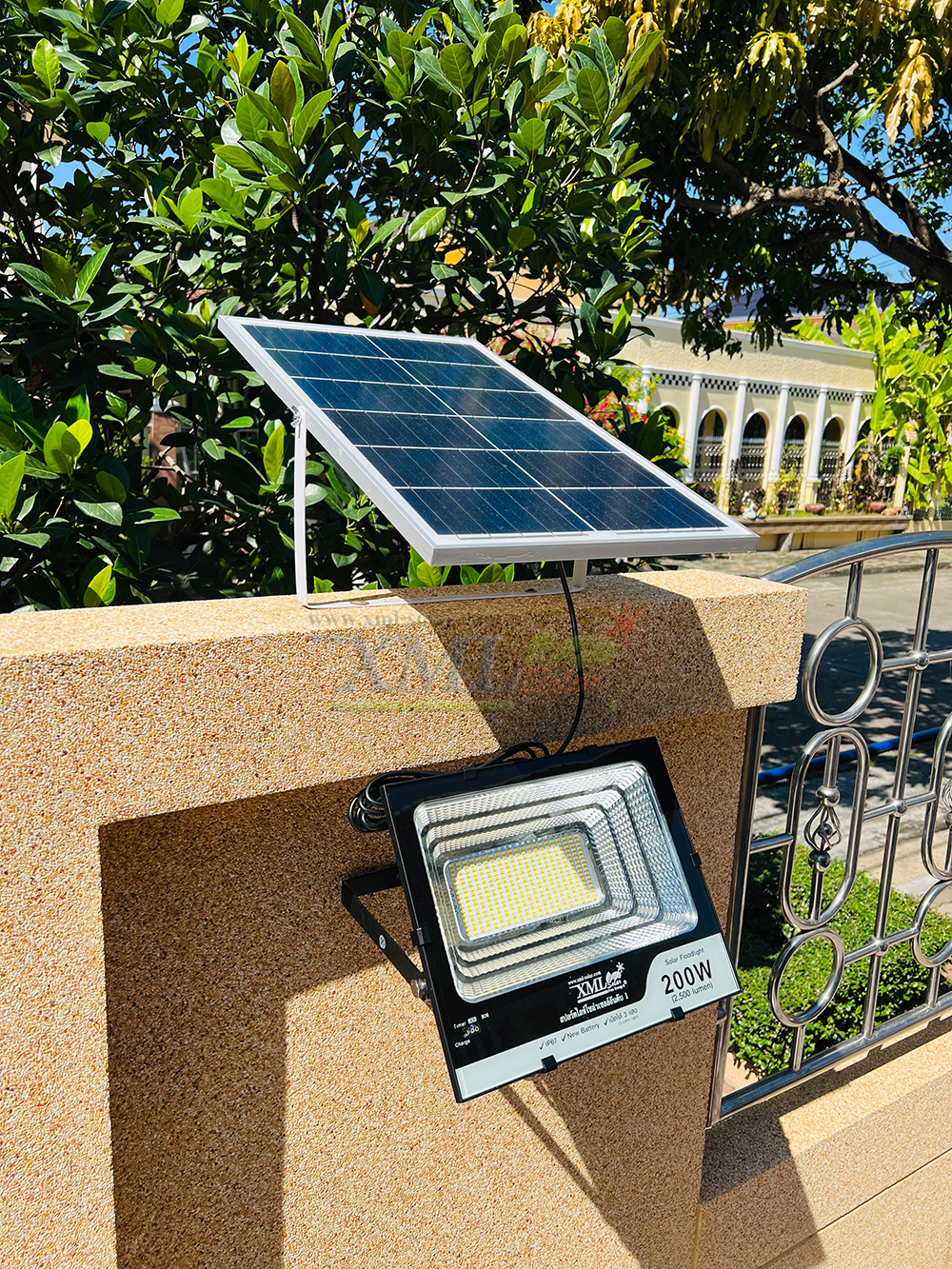 ไฟสปอตไลท์โซล่าเซลล์ 200 Watt กล่องสีน้ำตาล (เปิดได้ 3 แสง)