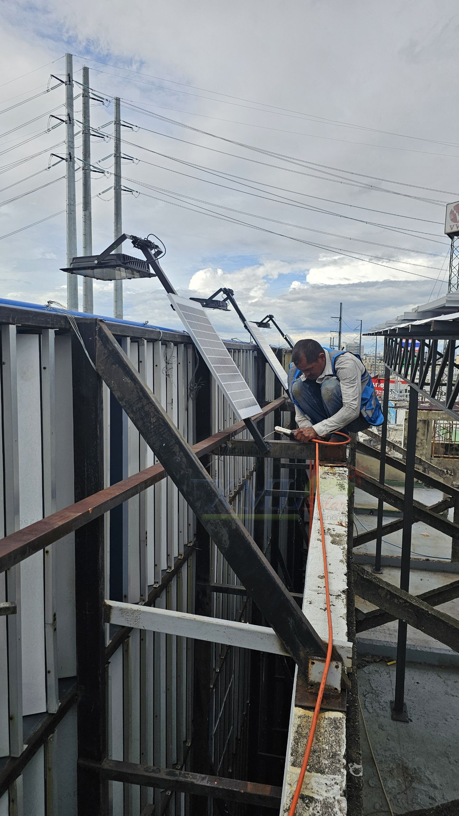 สปอร์ตไลท์โซล่าเซลล์ 1000 W. รุ่นใหม่ JD81000L (แสง : ขาว)