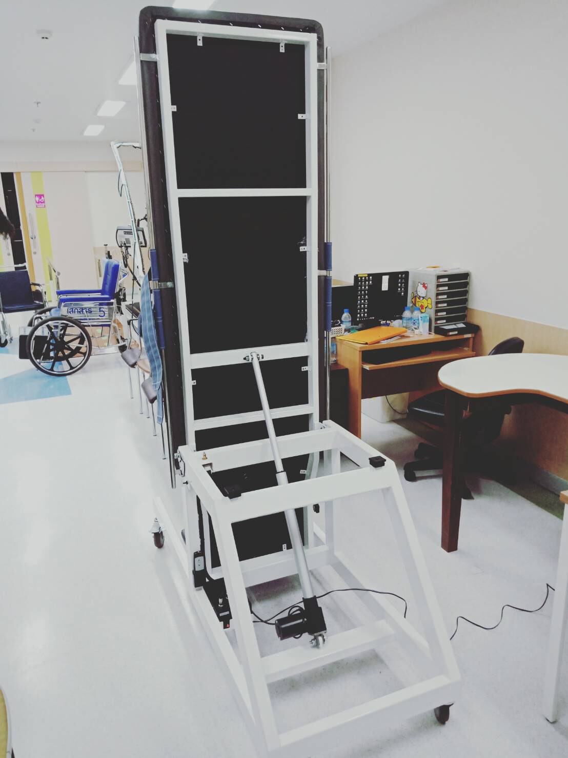 เตียงฝึกยืนไฟฟ้า Tilt table