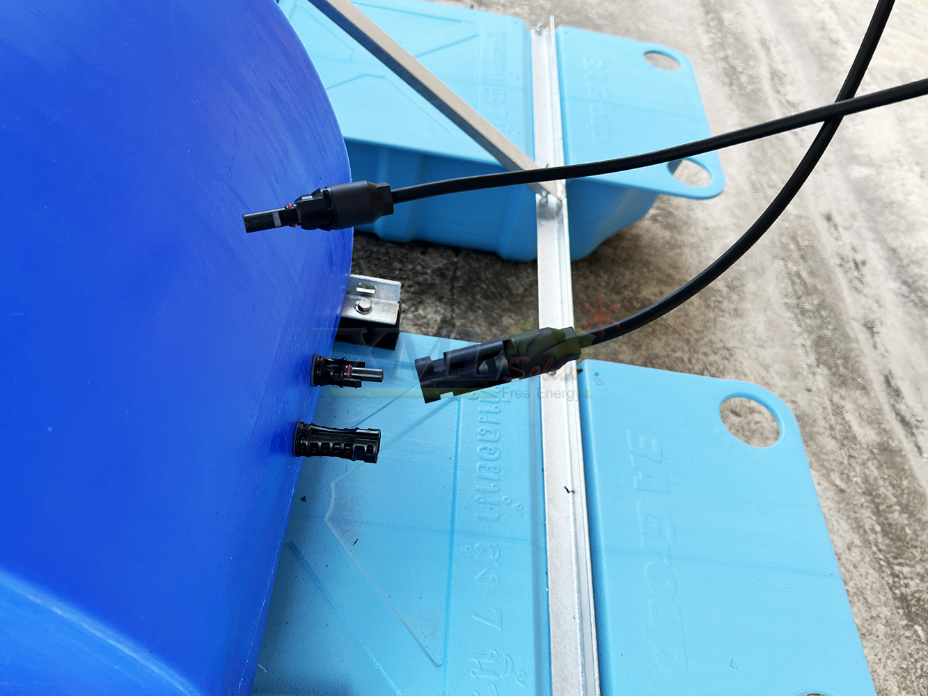 กังหันตีน้ำโซล่าเซลล์ รุ่นช้างน้อย 4 ใบพัด 3 ทุ่น