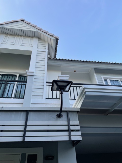 ชุดเสาพร้อมโคม SET B (โคมไฟโซล่าเซลล์ UFO SLT28-300W + เสาเหล็กดำสูง 2.82 เมตร)(แสงขาว)
