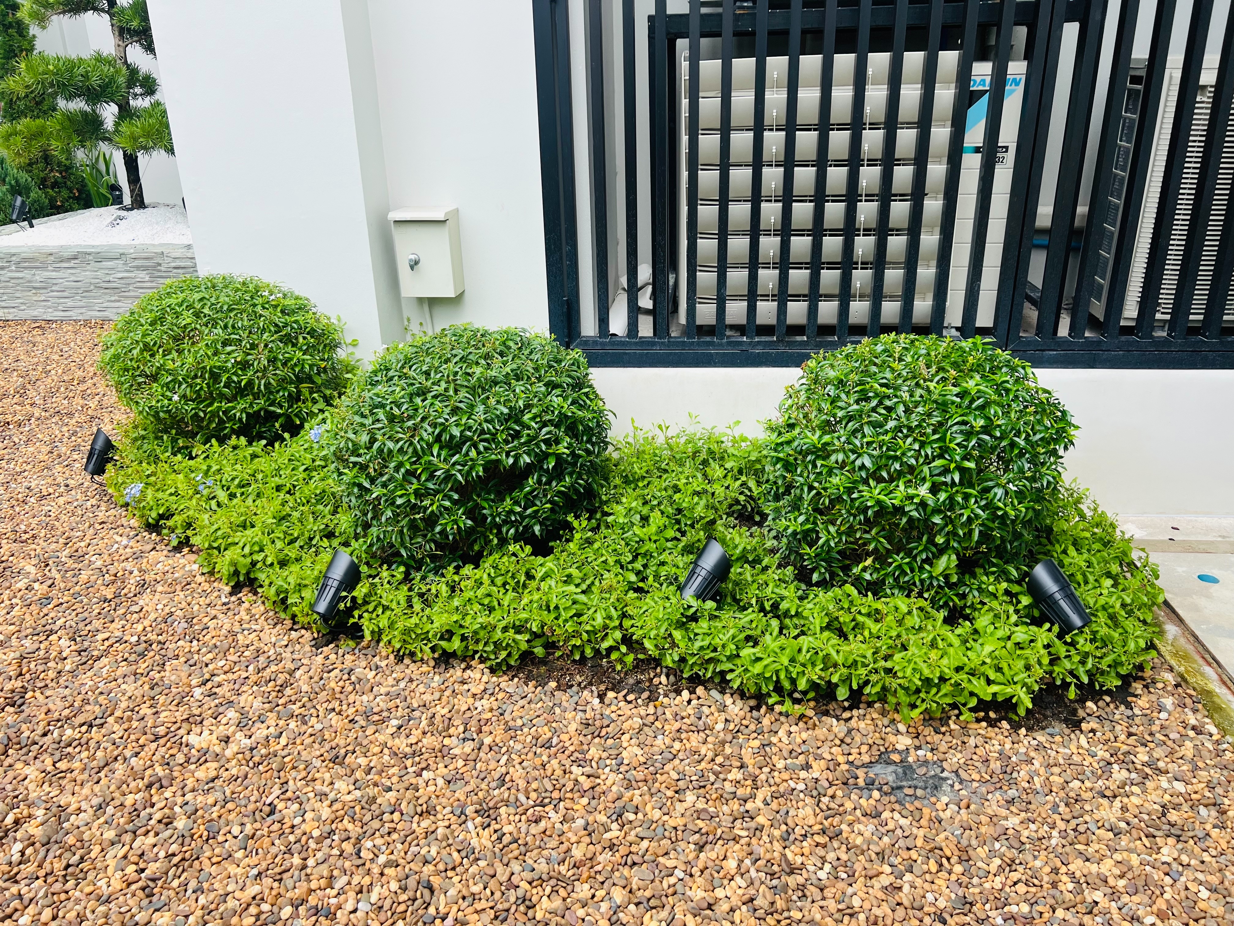 โคมไฟปักสนามโซล่าเซลล์ แพ็ค 4 ดวง รุ่น MD-SSL88 (แสง : เหลืองวอมไวท์)